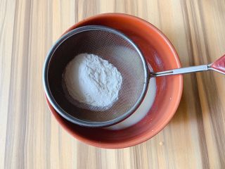 2、蛋白蛋糕,过筛加入玉米淀粉