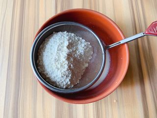 3、蛋白蛋糕,过筛加入低筋面粉