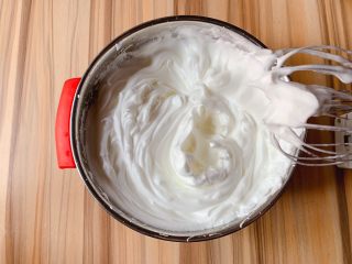 6、蛋白蛋糕,接着蛋清倒入无油无水的盆中,滴入几滴柠檬汁,用电动打蛋器搅打,分3次加入细砂糖打至硬性发泡,打蛋器提起有直立小尖角蛋白糊即可