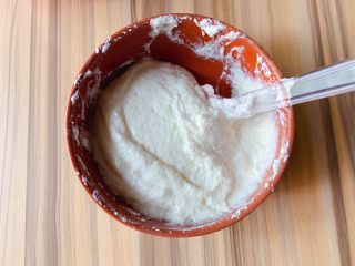 7、蛋白蛋糕,再将3分之1的蛋白糊倒入面糊中翻拌均匀