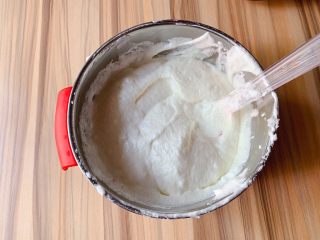 8、蛋白蛋糕,再倒回蛋白糊中翻拌均匀