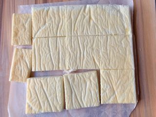 11、蛋白蛋糕,出炉后取出放凉撕去油纸后切块即可