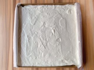 9、蛋白蛋糕,然后倒入垫了油纸的烤盘中