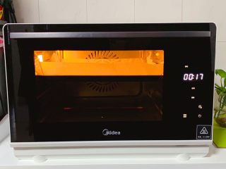 10、蛋白蛋糕,送入美的S4—L281E蒸烤箱中上层,按烘烤模式·选择160度·时间约20~25分钟烘烤即可(烘焙时间与温度只供参考)