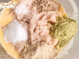 6、宝宝版午餐肉,搅打好的肉泥倒入拌好的蛋液中，分别加入糖，盐，木耳银耳粉，调味粉，三菇粉