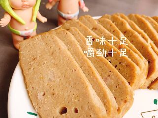 12、宝宝版午餐肉,冷水上锅，水开后转中小火继续蒸30分钟左右，晾凉后切片，香味嚼劲十足，开吃啦