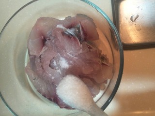 3、生菜鱼片粥,加一勺糖。