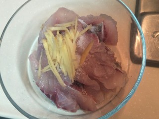 4、生菜鱼片粥,加入适量姜丝