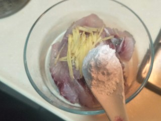 5、生菜鱼片粥,加入一勺淀粉。