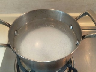 9、生菜鱼片粥,大米淘好,米杯一杯冷水浸泡一小时