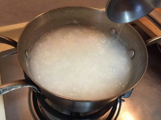 12、生菜鱼片粥,开盖。再小火煮30分钟。