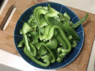 2、青椒炒香肠,青椒去籽切丝