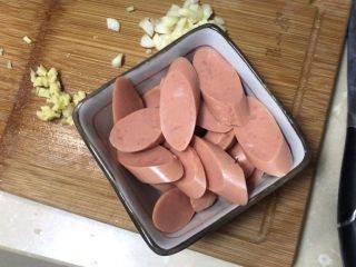 6、青椒炒香肠,锅里加入香肠煸炒香肠至香肠出现焦的香味