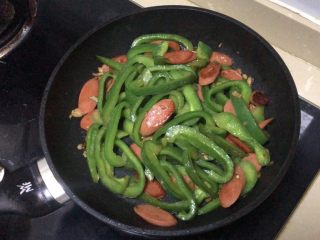 9、青椒炒香肠,翻炒均匀就可以出锅了
