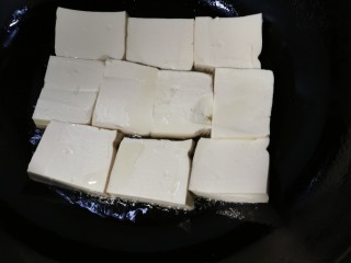 4、家常豆腐,放入豆腐中小火煎