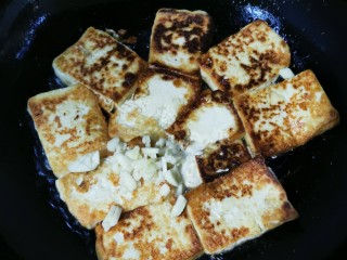 7、家常豆腐,放入蒜末