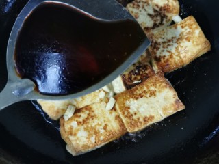 8、家常豆腐,放适量生抽