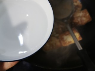 9、家常豆腐,加适量水