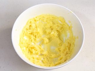 3、小猪曲奇,用电动打蛋器搅打均匀。