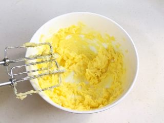 5、小猪曲奇,每次搅打均匀再加入下一次的蛋液量。