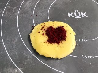 8、小猪曲奇,称取25克面团,加入1克红曲粉揉匀。