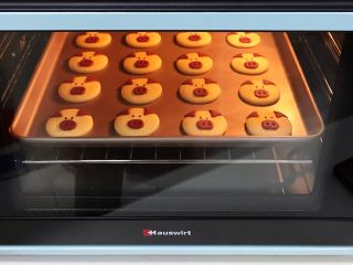 12、小猪曲奇,入烤箱的烤箱中,上火165度下火160度,烘烤约15分钟,表面上色后即可,注意观察,避免烤过了。