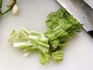 2、香菇炒肉片,小白菜洗净切段;