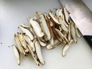 6、香菇炒肉片,鲜香菇洗净切片;
