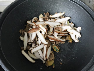 13、香菇炒肉片,加入香菇片;