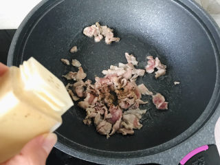 10、香菇炒肉片,再撒少许姜粉;
