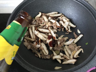 14、香菇炒肉片,倒一点蚝油;