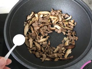 16、香菇炒肉片,加1小勺盐;