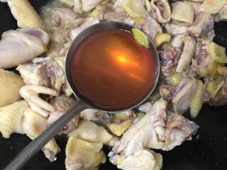3、月子红酒炖鸡,放去红酒，红曲酿的糯米酒，继续炒三分钟