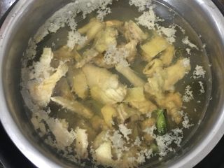 5、月子红酒炖鸡,放在锅里炖，最好是隔水炖，我发现隔水炖鲜，而不上火