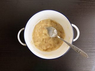 3、香蕉蛋饼,用勺子碾压成细腻的香蕉泥