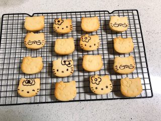 8、可爱KT小饼干,烤好的饼干晾凉，用融化的黑巧力或者食用色素笔装饰一下。