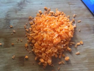 2、胡萝卜鸡蛋饼,先将胡萝卜洗净、去皮，切成细碎备用