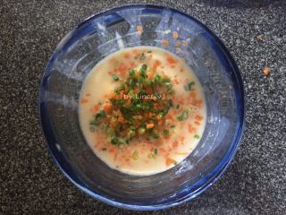 10、胡萝卜鸡蛋饼,加入葱花