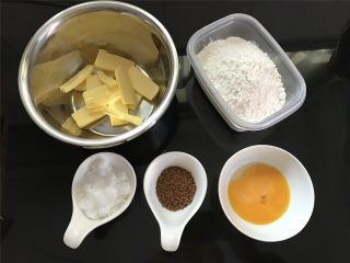 1、咖啡果酱小饼,准备好材料，低粉240克，黄油100克，糖粉50克，蛋黄2个，蛋白1个。