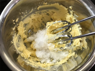 2、咖啡果酱小饼,把室温软化好的黄油用电动打蛋器低速把黄油打散后加入糖粉。