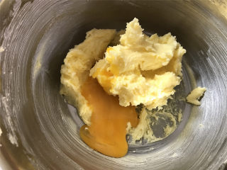 3、咖啡果酱小饼,打蛋器转中速把黄油打至蓬松状态。分三次加入2个蛋黄和1个蛋白，每次充分打匀后再加下一次。