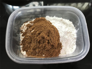 4、咖啡果酱小饼,速溶咖啡碾成碎末后加入低粉中拌匀。