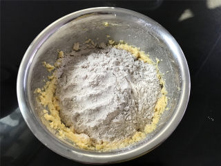 5、咖啡果酱小饼,黄油打发好后，筛入低粉和咖啡粉。