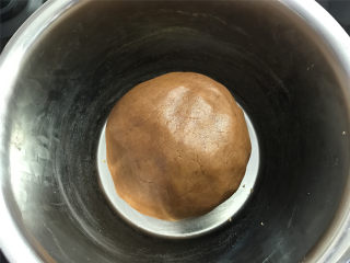 6、咖啡果酱小饼,用刮刀翻拌均匀至无干粉状态，后用手捏成团，包保鲜膜放冰箱冷藏20分钟。