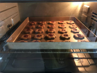 11、咖啡果酱小饼,全部完成后，放入预热好的烤箱，中层，上下火，180度20分钟左右。