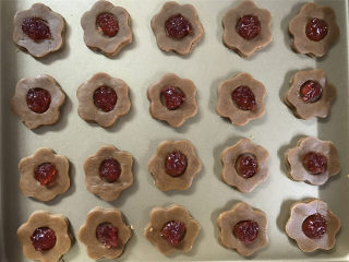 10、咖啡果酱小饼,在中间的孔的地方放入果酱。果酱要用那种稍厚的那种，可以根据个人的喜欢的口味放。