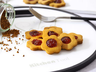 12、咖啡果酱小饼,烤好后取出晾凉即可，又酥又香的小饼，再加上果酱的酸甜，特别好吃。