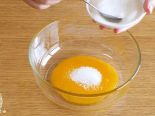 2、手指饼干12m+,蛋黄中加入3勺细砂糖~