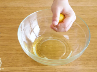 4、手指饼干12m+,然后,蛋清中加入柠檬汁,分三次加入细砂糖,打发~