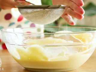 7、手指饼干12m+,分三次将蛋白、蛋黄混合,每一次都要切拌均匀~